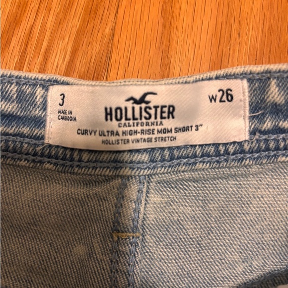 Hollister 3 / 26 Jean Shorts Curvy Ultra High Rise Mom Short 3" Button Fly NWT - Picture 4 of 5